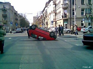 Девушка опрокинула машинку, достала сумочку и даже улыбалась