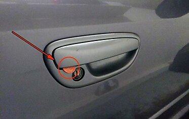 Действуй немедленно, если заметишь монету на двери авто!