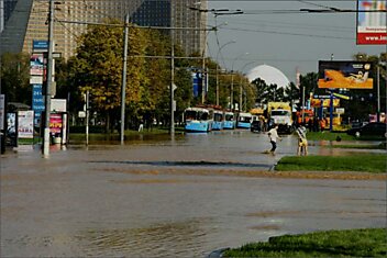 Вчерашний потоп и провал грунта на ул. Академика Королева