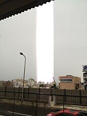 Светящийся столб в небе. Япония.