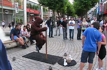 Коллекция трюков с человеком, который парит над землей