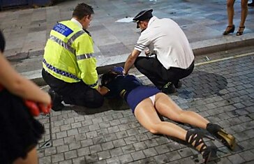 В Британии на выходные по улицам валяется пьяная молодежь