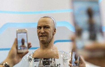 Робот-гуманоид компании Hanson Robotics реагирует на мимику человека