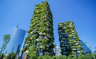 «Зеленый» небоскреб Bosco Verticale посреди Милана