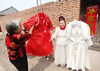Китаянка 10 лет носит только свадебные платья в знак своего счастья быть замужем