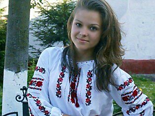 Красивая украинская девушка пишет стихи