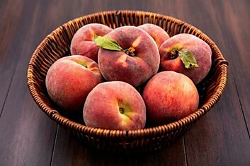 Выискиваю самые твердые персики на рынке, чтобы сварить ароматное варенье, получается вкуснее свежих фруктов