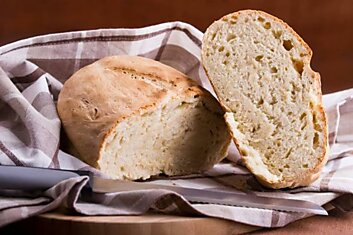 Увидев, что я выбрасываю заплесневевший хлеб, повариха научила, что делать с вчерашними хлебобулочными изделиями