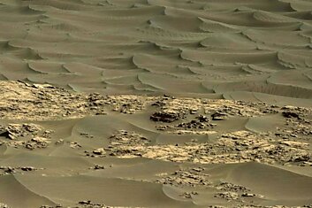 Марсоход Curiosity изучает темные дюны
