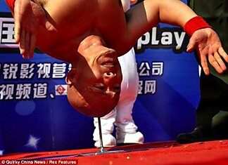 Китаец Ли Ксин может стоять головой на острие гвоздя
