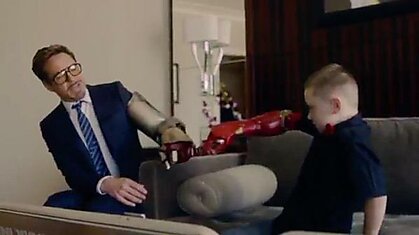 Роберт Дауни дарит однорукому мальчику бионическую руку. Кобзон дарит очень актуальную по возрасту пирамидку