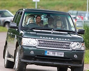 Королева Елизавета II в байке за рулем Range Rover