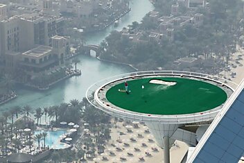 Гольф на вертолетной площадке отеля Бурдж аль-Араб в Дубае.