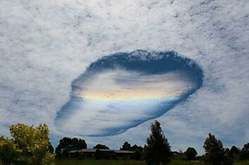 Редкое природное явление   в небе Австралии — облако с радугой внутри