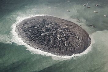 Появившийся остров недалеко от Пакистана сфотографирован из космоса
