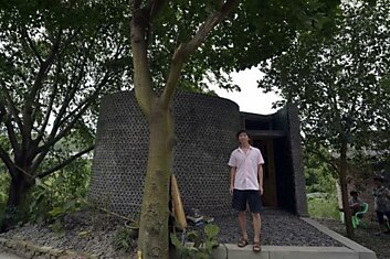 Китайский архитектор построил офис из переработанных пивных бутылок