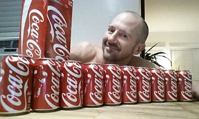 Этот парень ежедневно пил по 10 банок кока-колы. Через месяц его было не узнать