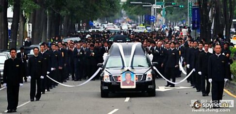 Похороны босса тайваньской мафии (13 фото)