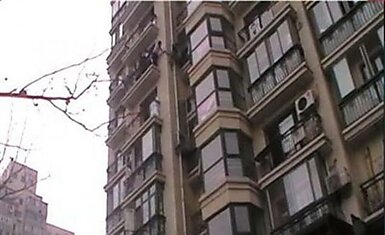 Маленький мальчик выжил после падения с 8 этажа