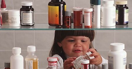 Список лекарств, которые нужно положить в аптечку, если в доме есть дети! Стоит прислушаться.