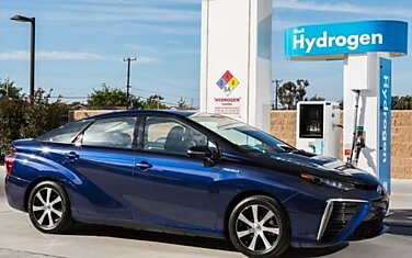 Toyota выпустила на рынок первый в мире автомобиль с водородным двигателем