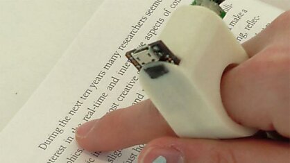 Сканер-кольцо, читающий вслух текст для слабовидящих