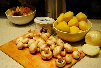 Сытный ужин без особых усилий — запеченная картошка с грибами.