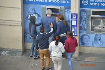 Цыгане грабят европейских туристов прямо у банкоматов