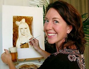 Художница Карен Эланд для создания своих картин предпочитает использовать пиво
