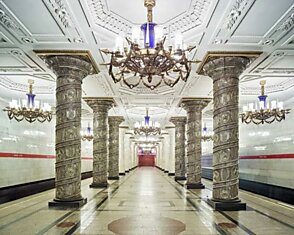 Фотограф показал всю роскошь московского и питерского метро без людей