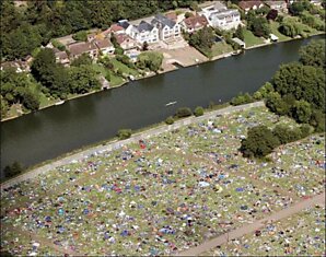 На фестивале в Рединге (Англия), оставили после себя море мусора.