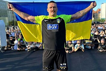 Александр Усик нокаутировал своего соперника и защитил свой чемпионский титул, победу он посвятил своей родной стране