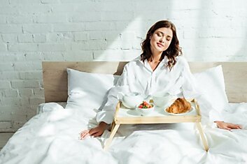 Нужно ли подавать супруге завтрак в постель, если она просит