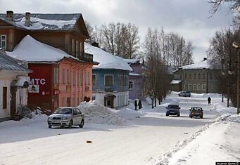 Полуразрушенные терема на задворках нашей родины