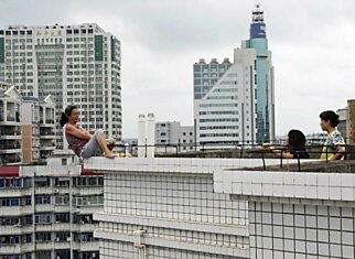 Как спасали женщину-самоубийцу на крыше в Китае  (4 фотографии)