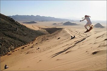Песчаный серфинг в Саудовской Аравии (4 фотографии)
