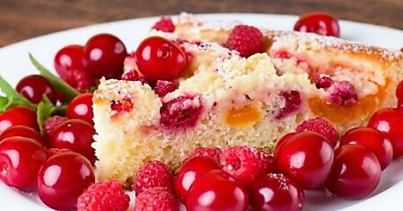 Сметанный пирог с ягодами