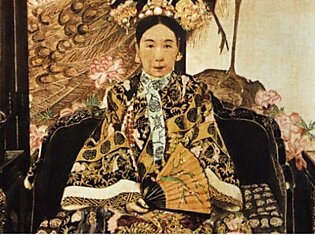 В Китае императрицы два раза в день натирали лицо кусочком натураль­ного шелка.