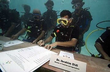 Министры под водой (5 фото)