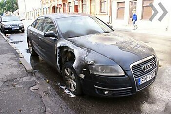 Молния ударила в Audi (3 фото)