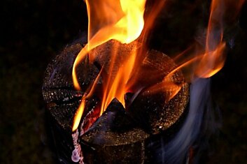 Шведский факел — потрясающая уловка, которая пригодится отдыхающим на природе!