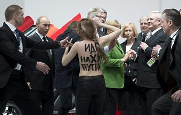 Активистки Femen показали Путину грудь