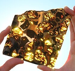 Кусок метеорита, упавшего  в 2000 году в пустыне Гоби в Китае.