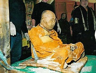 В 2002 году, согласно завещанию самого усопшего, был вскрыт саркофаг с телом известного буддийского лидера начала ХХ века Даши Доржо Итигэлова.
