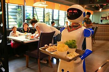 Роботы-официанты стали причиной закрытия нескольких ресторанов в Китае