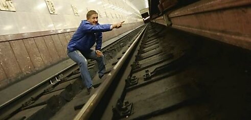 Если человек упал на рельсы в метро: рекомендация, которая спасет жизнь!