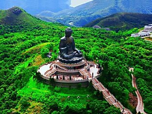 Величественная статуя Будда на острове Лантау - самая большая в мире