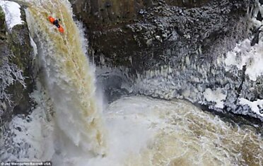 Полет вдоль водопада (4 фотографии)