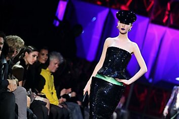 Сверкающие Armani Prive на неделе высокой моды в Париже