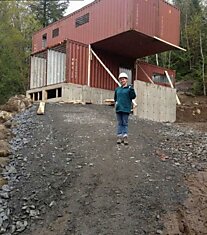 Она построила дом из грузовых контейнеров: заглянешь внутрь — ахнешь от восторга!